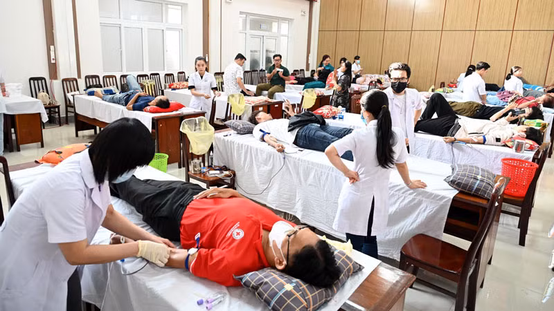 Cán bộ, chiến sĩ, đoàn viên, thanh niên, học sinh, sinh viên tỉnh Kiên Giang tham gia hiến máu tình nguyện.