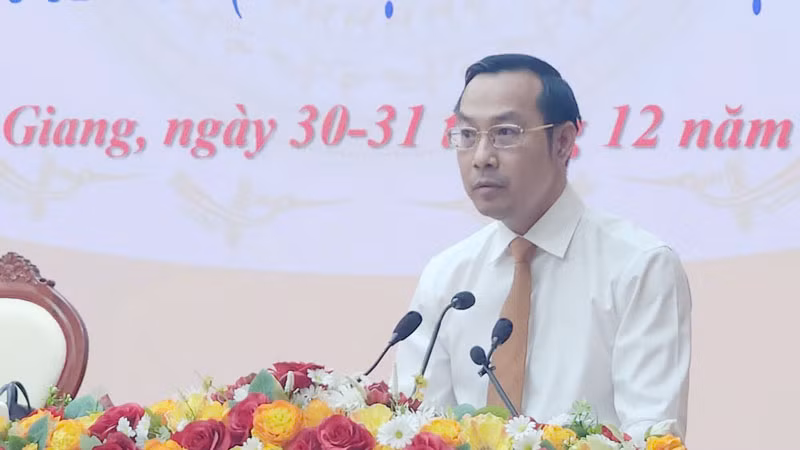 Chủ tịch Ủy ban nhân dân tỉnh Kiên Giang Nguyễn Thanh Nhàn phát biểu tại kỳ họp.