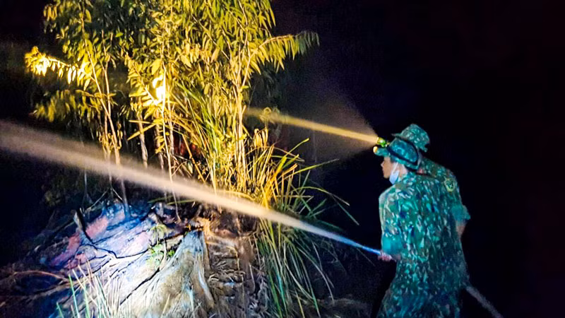 Lực lượng chức năng chữa cháy xuyên đêm. (Ảnh: PHƯƠNG VŨ)