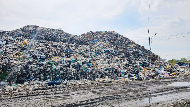 Bãi rác tạm Đồng Cây Sao ở xã Cửa Dương, thành phố Phú Quốc đang trong tình trạng quá tải, gây ô nhiễm nghiêm trọng.