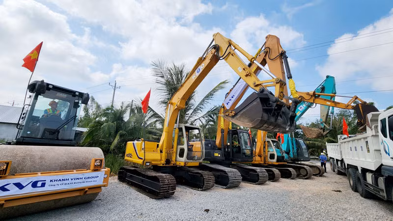 Công nhân khởi động thiết bị thi công dự án.