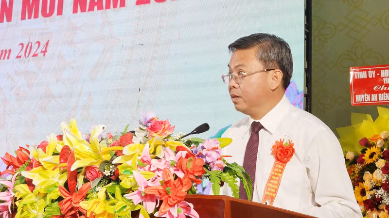 Phó Chủ tịch Ủy ban nhân dân tỉnh Kiên Giang Nguyễn Lưu Trung phát biểu.