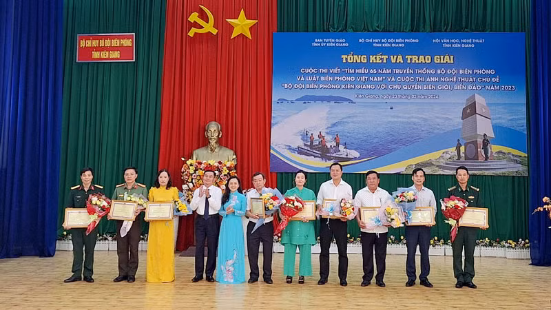 Ban tổ chức trao thưởng cho các tập thể tích cực tham gia Cuộc thi viết “Tìm hiểu 65 năm truyền thống Bộ đội Biên phòng và Luật Biên phòng Việt Nam” năm 2023.