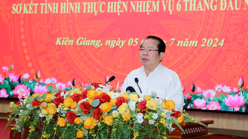 Phó Bí thư Thường trực Tỉnh ủy, Chủ tịch Hội đồng nhân dân tỉnh Kiên Giang phát biểu.