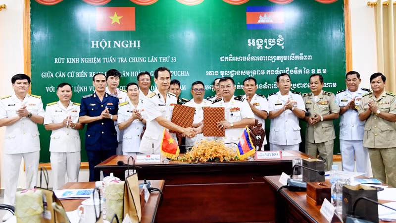 Chuẩn Đô đốc Nguyễn Hữu Thoan và Phó Đô đốc Mey Dina trao biên bản ghi nhớ công tác phối hợp trong thời gian tới.