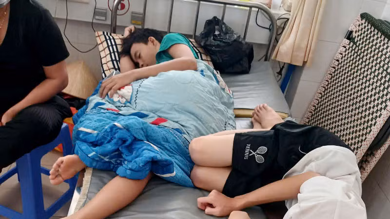 Học sinh ở huyện đảo Kiên Hải, tỉnh Kiên Giang được cấp cứu, nghi do ngộ độc thực phẩm. 