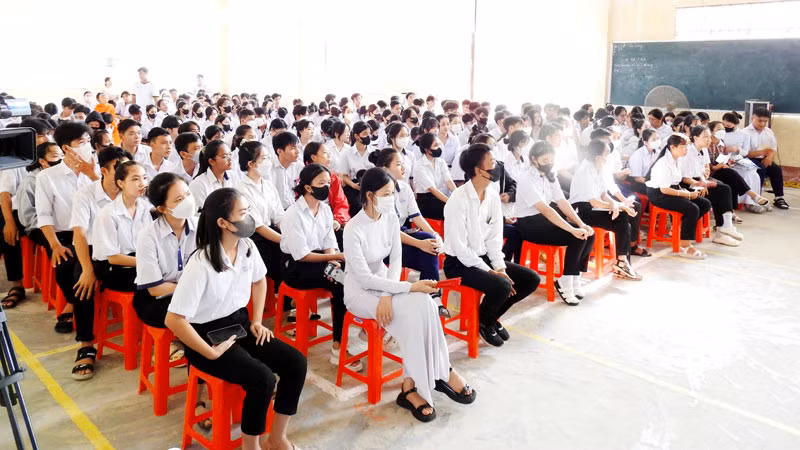 Học sinh Trường trung học cơ sở và trung học phổ thông Mong Thọ, huyện Châu Thành, tỉnh Kiên Giang nghe tuyên truyền về biển đảo.