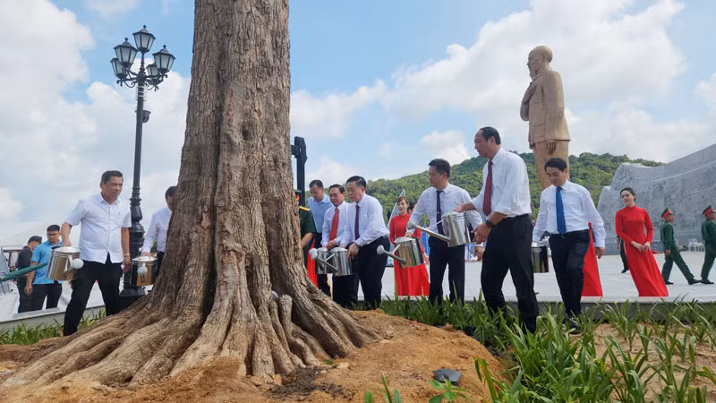 Đồng chí Nguyễn Trọng Nghĩa cùng các đại biểu trồng cây tại Quảng trường Hồ Chí Minh.