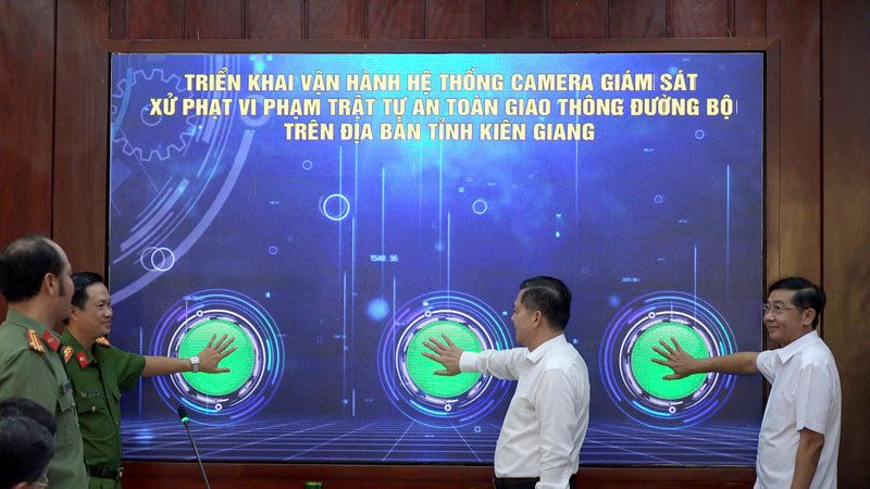 Lãnh đạo Ủy ban nhân dân tỉnh Kiên Giang cùng lãnh đạo sở, ngành tỉnh bấm nút vận hành hệ thống camera giám sát, xử phạt vi phạm trật tự, an toàn giao thông đường bộ trên địa bàn tỉnh Kiên Giang. (Ảnh: VĂN VŨ)