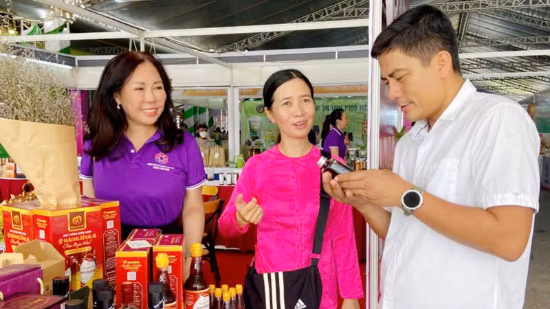 Đại biểu tham quan, tìm hiểu sản phẩm OCOP tại các gian hàng