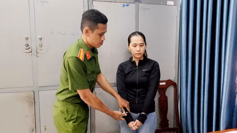 Bị can Nguyễn Thị Thu Trang bị bắt tạm giam 4 tháng về tội “Lừa đảo chiếm đoạt tài sản”. 