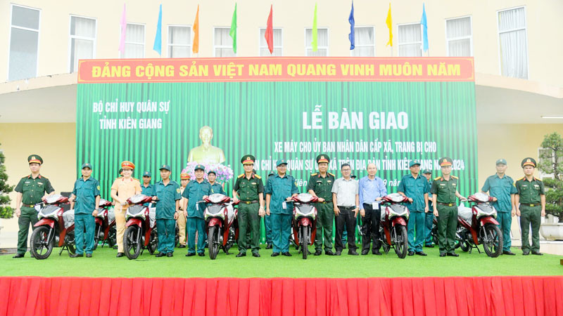  Lãnh đạo Bộ Chỉ huy quân sự tỉnh Kiên Giang bàn giao xe máy cho đại diện Ban Chỉ huy quân sự các xã trên địa bàn tỉnh. 