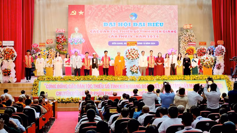 Thanh niên các dân tộc tỉnh Kiên Giang tặng hoa Đoàn Chủ tịch Đại hội đại biểu các dân tộc thiểu số tỉnh Kiên Giang lần thứ 4, năm 2024. 