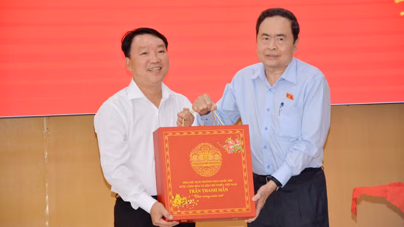 Phó Chủ tịch Thường trực Quốc hội Trần Thanh Mẫn tặng quà cho Đảng bộ, chính quyền và nhân dân huyện Giồng Riềng.