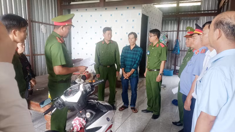 Lực lượng chức năng thi hành Lệnh khám xét nơi ở của đối tượng Thắm. Ảnh: Cổng thông tin điện tử Công an Kiên Giang.