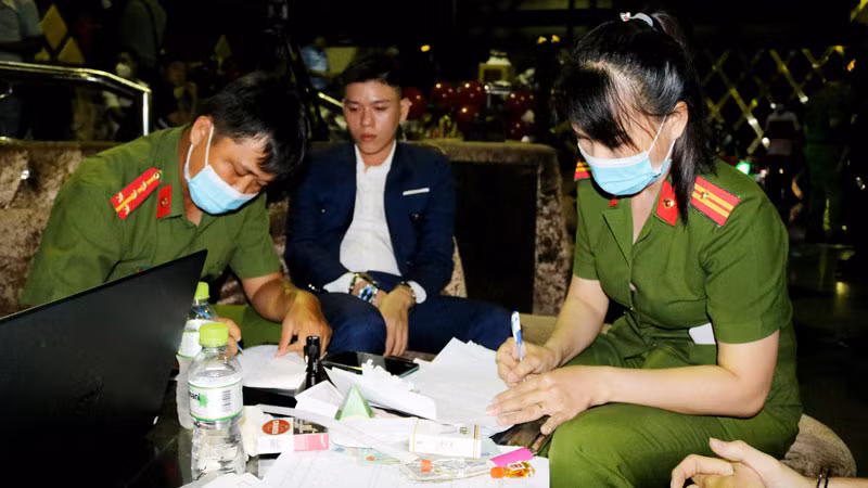 Công an làm việc với quản lý tại một quán bar ở Kiên Giang có người sử dụng ma túy. (Ảnh: Công an Kiên Giang).