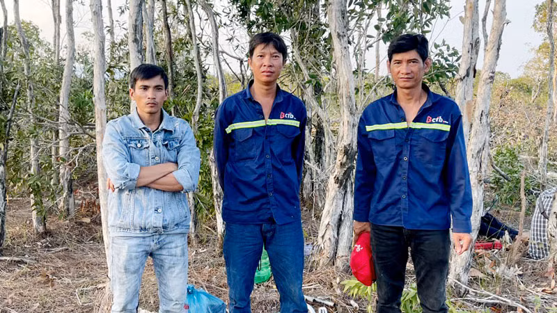 3 đối tượng phá rừng bị lực lượng chức năng phát hiện, bắt giữ.