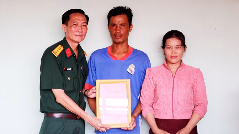 Lãnh đạo Bộ Chỉ huy Quân sự tỉnh Kiên Giang trao giấy chứng nhận bàn giao nhà đại đoàn kết cho hộ đồng bào dân tộc Khmer ở xã An Minh Bắc.