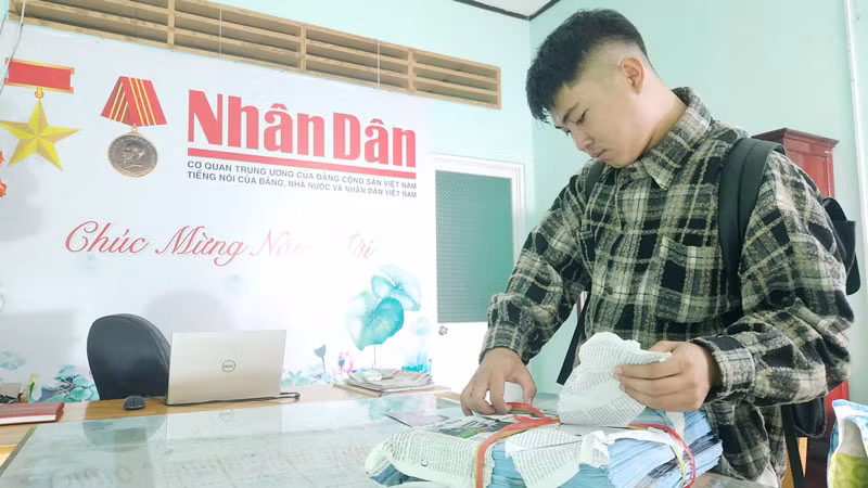 Đại diện Trường trung học cơ sở và trung học phổ thông Mong Thọ tiếp nhận phụ san về phát cho học sinh nhà trường.