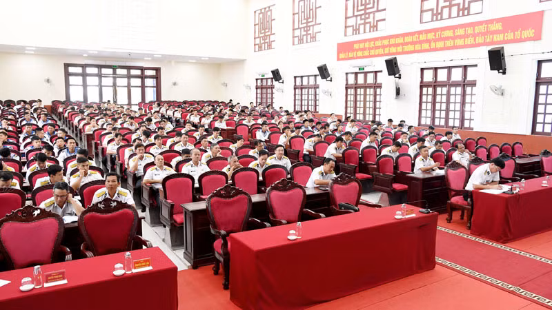 Các đại biểu tham dự hội nghị.