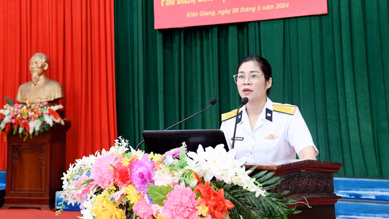 Trung tá Phạm Thị Thanh Thủy, Thẩm phán Tòa án Quân sự khu vực Quân chủng Hải quân truyền đạt chuyên đề Quy định của pháp luật về phòng cháy, chữa cháy.