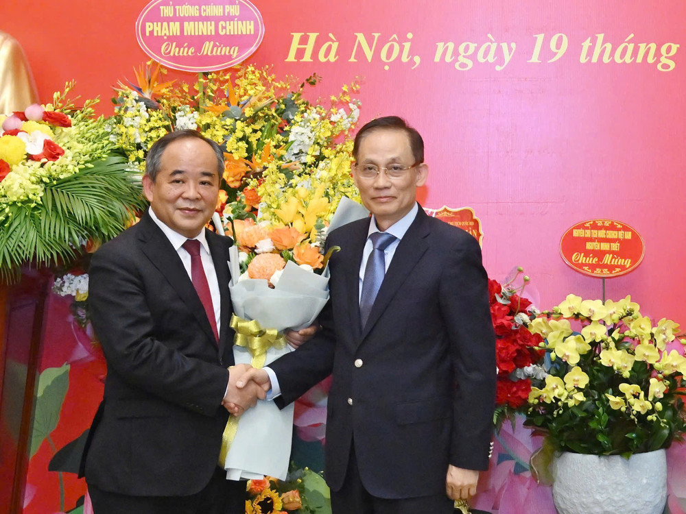 Đồng chí Lê Hoài Trung tặng hoa chúc mừng đồng chí Lê Khánh Hải. Đồng chí Lê Hoài Trung tặng hoa chúc mừng đồng chí Lê Khánh Hải.