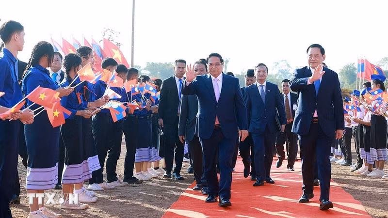 Thủ tướng Phạm Minh Chính và Thủ tướng Lào Sonexay Siphandone đến dự Lễ động thổ dự án Công viên Hữu nghị Lào-Việt Nam. (Ảnh: Dương Giang/TTXVN)