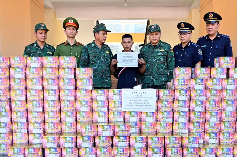 Lực lượng chức năng tỉnh Hà Tĩnh bắt giữ pháo lậu. (Ảnh: NỤ BÙI)