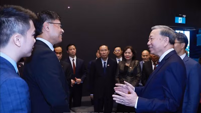 Tổng Bí thư Tô Lâm thăm cảng biển Pasir Panjang. (Ảnh: Thống Nhất/TTXVN) 