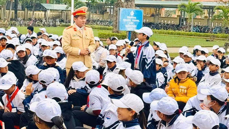 Tuyên truyền Luật Giao thông đường bộ tại Trường THCS Duy Ninh, huyện Quảng Ninh, tỉnh Quảng Bình.