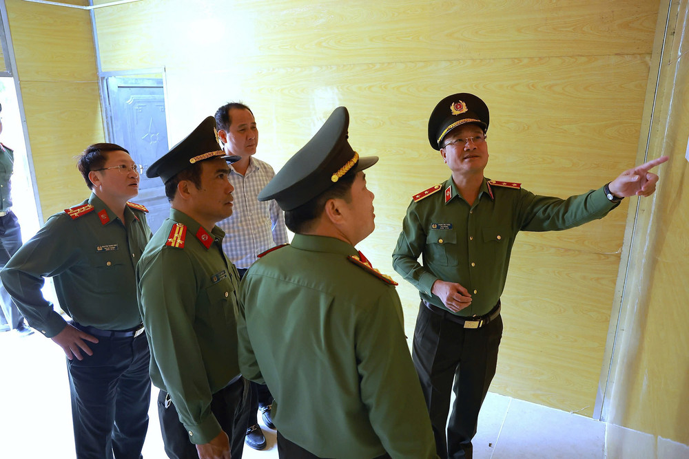 Trung tướng Phạm Thế Tùng, Thứ trưởng Bộ Công an tham quan nhà mới vừa bàn giao cho các hộ nghèo tại huyện Hướng Hóa. Trung tướng Phạm Thế Tùng, Thứ trưởng Bộ Công an tham quan nhà mới vừa bàn giao cho các hộ nghèo tại huyện Hướng Hóa.