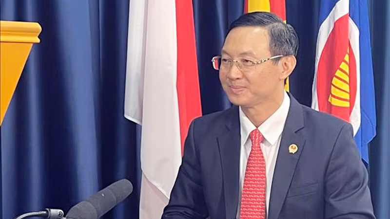 Đại sứ Việt Nam tại Singapore Trần Phước Anh trả lời phỏng vấn của phóng viên TTXVN. (Ảnh: Tất Đạt/TTXVN)