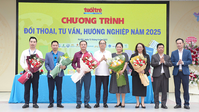 Nhà báo Nguyễn Mạnh Hưng, Tổng Biên tập báo Tuổi trẻ Thủ đô tặng hoa các diễn giả, chuyên gia tham gia chương trình.