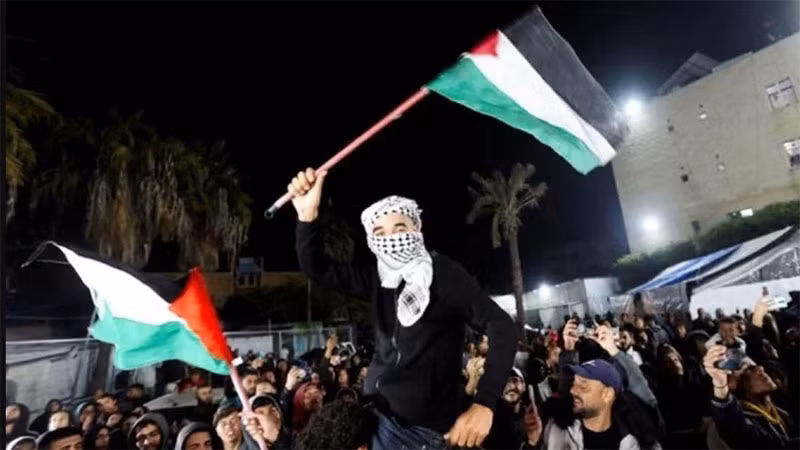 Người dân tại Dải Gaza vui mừng sau khi lực lượng Hamas và Israel đạt được thỏa thuận ngừng bắn. (Ảnh: Reuters/TTXVN)