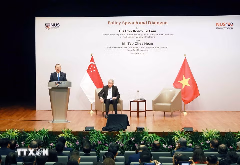 Tổng Bí thư Tô Lâm phát biểu chính sách tại Trường Chính sách công Lý Quang Diệu, Đại học Quốc gia Singapore. (Ảnh: Thống Nhất/TTXVN)