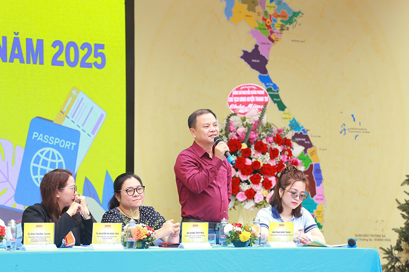 Các chuyên gia tư vấn hướng nghiệp cho học sinh tại chương trình. Các chuyên gia tư vấn hướng nghiệp cho học sinh tại chương trình.