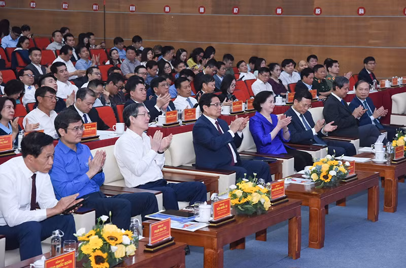 Thủ tướng Phạm Minh Chính và các đồng chí lãnh đạo tham dự lễ phát động. (Ảnh: TRẦN HẢI).