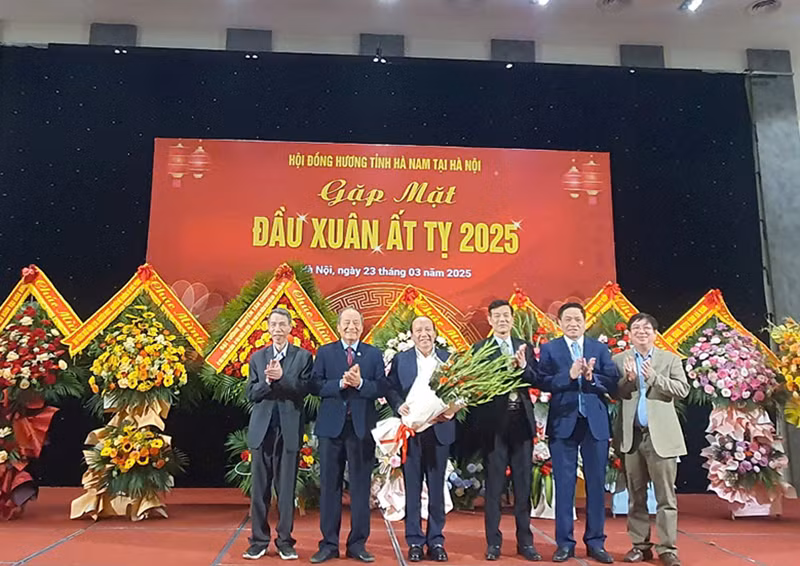 Chủ tịch và các phó chủ tịch Hội tặng hoa cho ông Trần Minh Hùng, Phó Tổng giám đốc Đài tiếng nói Việt nam, làm nhiệm vụ Phó Chủ tịch Hội đồng hương tỉnh Hà Nam tại Hà Nội.