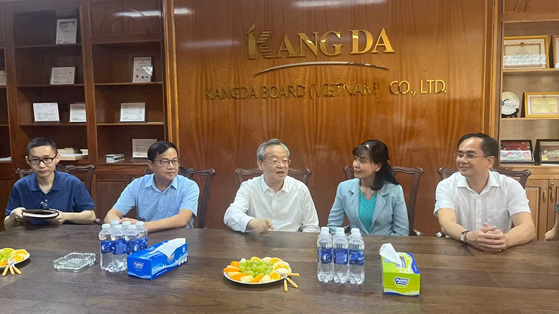 Đồng chí Trần Kiến Văn, Tổng Biên tập Nhân Dân nhật báo, trao đổi cùng đồng chí Nguyễn Thị Xuân Hương, Trưởng Ban Tuyên giáo và Dân vận Tỉnh ủy Tây Ninh.