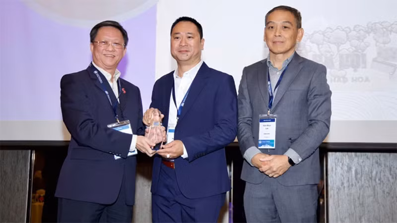 Nhà báo Trần Ngọc Long (giữa) đại diện Báo Điện tử VietnamPlus nhận giải thưởng tại Malaysia. (Ảnh: Vietnam+)