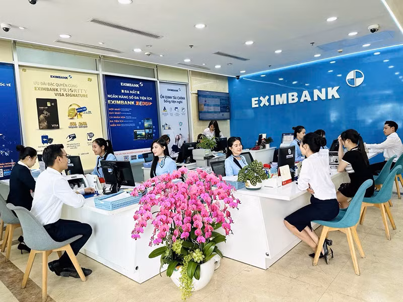 Khách hàng giao dịch tại Eximbank.