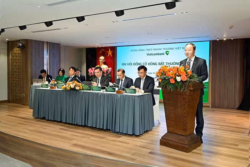 Ông Lê Quang Vinh - Phó Tổng Giám đốc phụ trách Ban điều hành Vietcombank trình bày Tờ trình về việc miễn nhiệm thành viên HĐQT nhiệm kỳ 2023-2028.