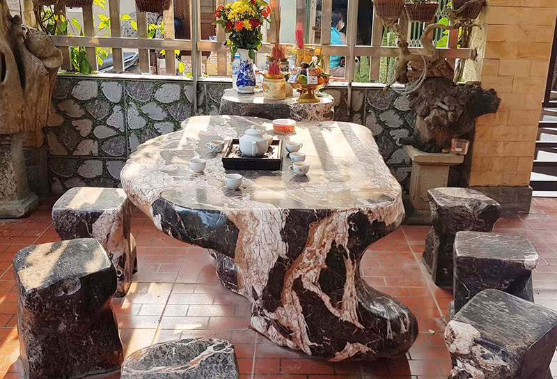 Bàn đá có đầy đủ khay trà, thuốc lá kính dâng liệt sĩ của người dân ở thị xã Quảng Trị. (Ảnh: LÂM QUANG HUY)