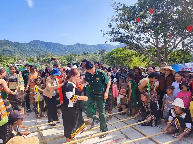 Đồng bào Ra Glai ở 2 thôn Cầu Gãy và Đá Hang giao lưu văn hóa, văn nghệ với cán bộ, chiến sĩ Đồn Biên phòng Vĩnh Hải vào dịp địa phương tổ chức các lễ hội truyền thống.