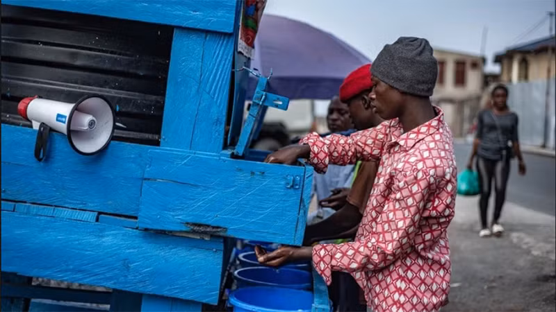 Người dân rửa tay nhằm ngăn chặn sự lây lan của bệnh đậu mùa khỉ ở tỉnh Bắc Kivu, Cộng hòa Dân chủ Congo. (Ảnh: THX/TTXVN)