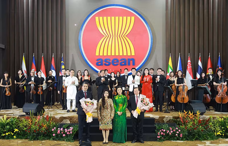 Phu nhân Tổng Bí thư Tô Lâm và Phu nhân Tổng Thư ký ASEAN Kao Kim Hourn chúc mừng đoàn nghệ thuật trình diễn tại buổi lễ. (Ảnh: Thống Nhất/TTXVN)