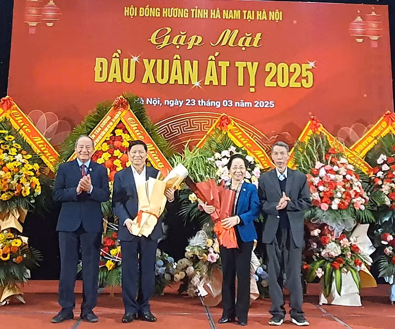 Lãnh đạo Hội đã tặng hoa chúc mừng đồng chí Nguyễn Thị Doan và đồng chí Ngô Xuân Lịch được tặng thưởng Huân chương Hồ Chí Minh.