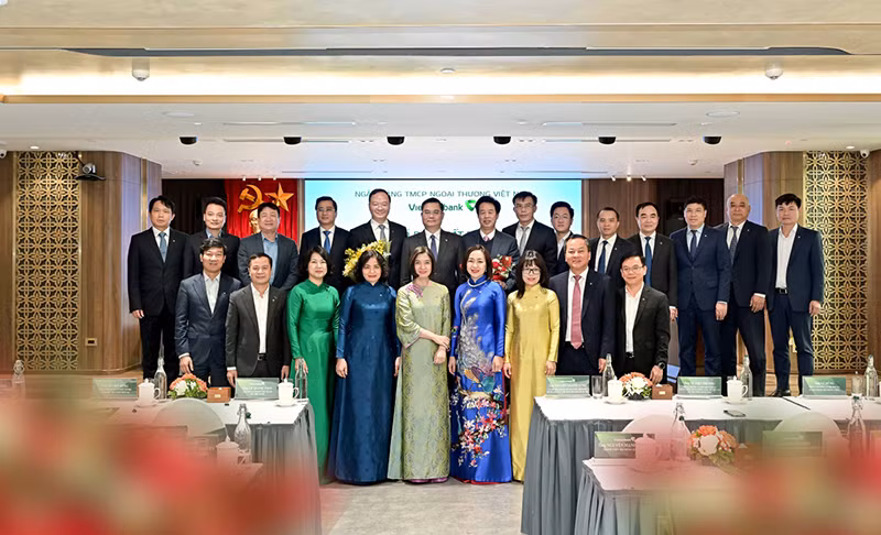Đại biểu khách quý và Ban lãnh đạo Vietcombank chụp ảnh lưu niệm cùng ông Lê Quang Vinh - tân Thành viên HĐQT và ông Nguyễn Mỹ Hào - nguyên Thành viên HĐQT.
