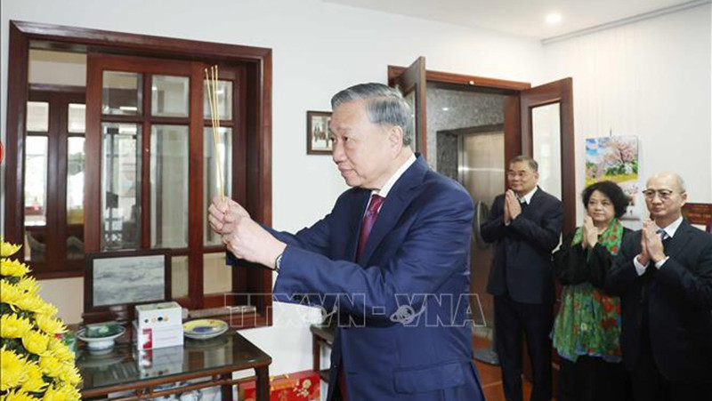 Tổng Bí thư Tô Lâm dâng hương tưởng nhớ cố Thủ tướng Chính phủ Phạm Văn Đồng. (Ảnh: Thống Nhất/TTXVN)