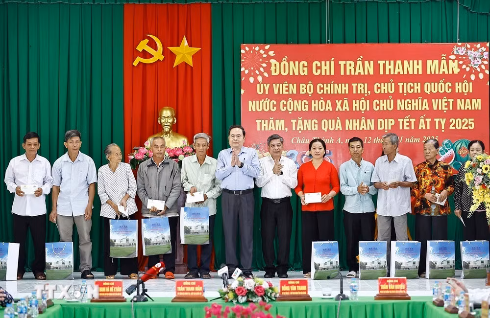 Chủ tịch Quốc hội Trần Thanh Mẫn tặng quà Tết cho hộ gia đình chính sách, lực lượng vũ trang tại huyện Châu Thành A. (Ảnh: Doãn Tấn/TTXVN)